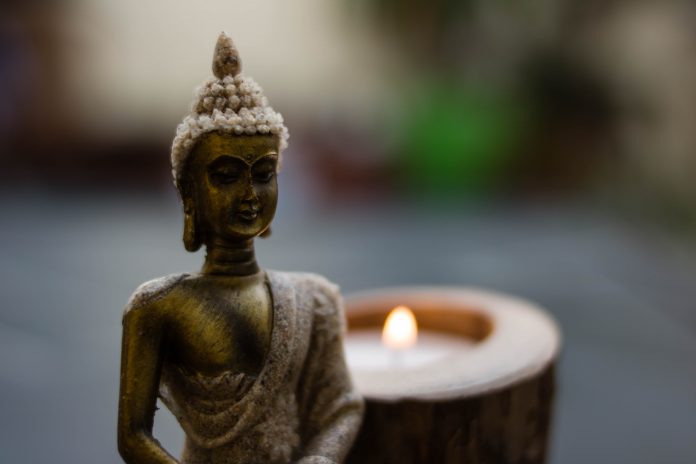 Kerze und Buddha
