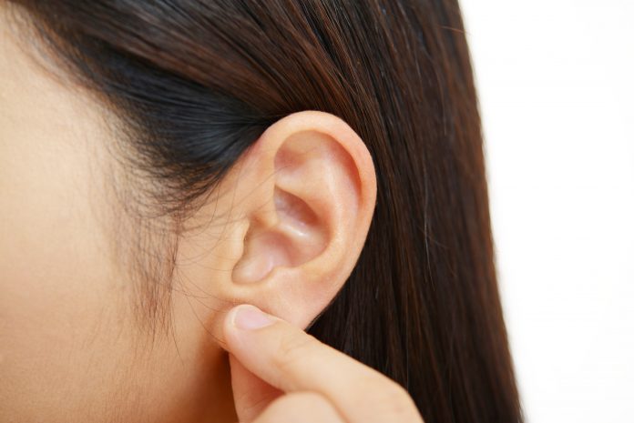 Fechamento do ouvido da mulher