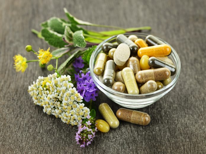 Hierbas con medicina alternativa suplementos herbales y píldoras