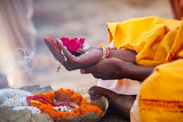 Βαρανάσι, Ινδία - 16 Δεκεμβρίου 2015 : Ιερά λουλούδια παίρνονται για λατρεία στο χέρι στον ποταμό Γάγγη, στο Βαρανάσι, uttar pradesh, Ινδία.