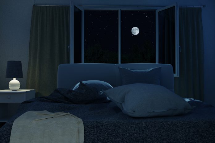 Rendering 3d di camera da letto con letto sfatto e sgualcito nella notte di luna piena