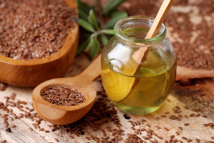 olio essenziale di semi di lino nella bottiglietta di vetro