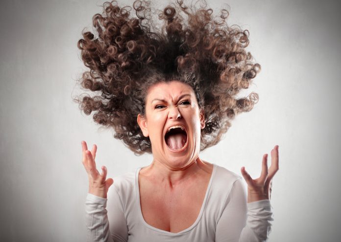 Retrato de una mujer furiosa con el pelo al aire