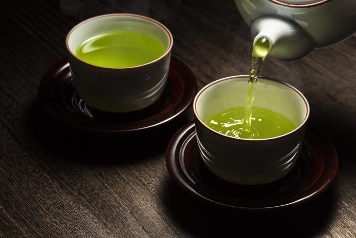 Налейте зеленый чай
