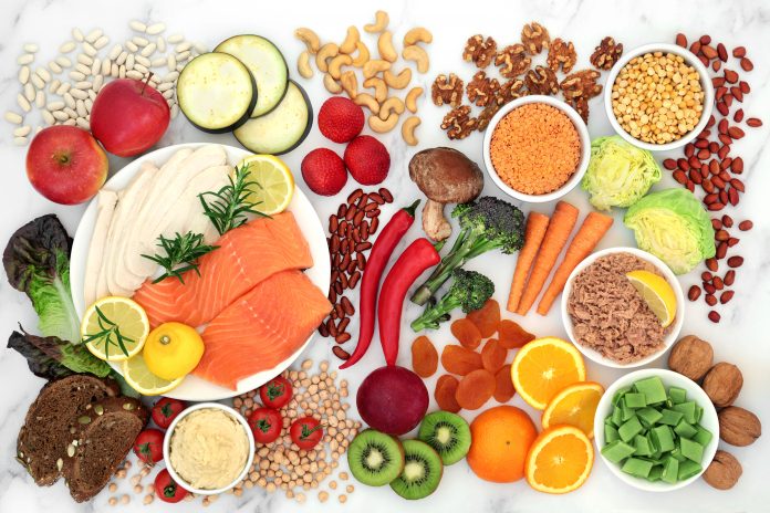 Zdravé potraviny s nízkým glykemickým indexem pro diabetiky s vysokým obsahem vitamínů, minerálů, antokyanů, bílkovin, antioxidantů, chytrých sacharidů a omega 3 mastných kyselin. Index GI je nižší než 55. Pohled shora.