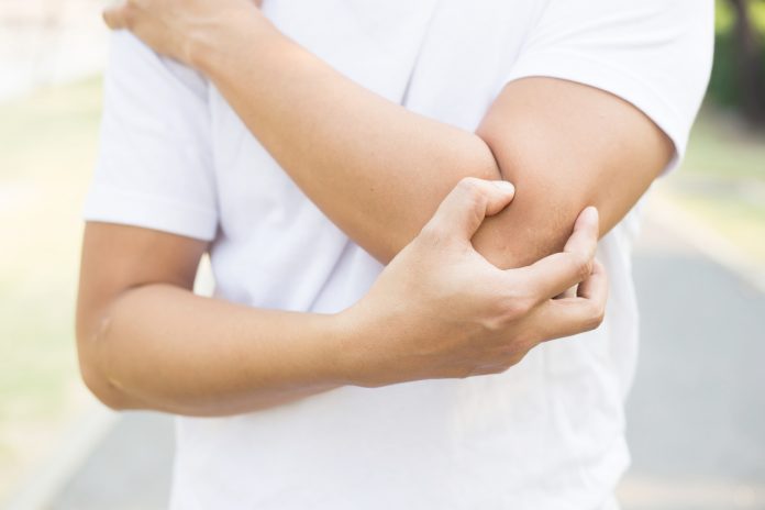 Hommes souffrant de douleurs articulaires au bras