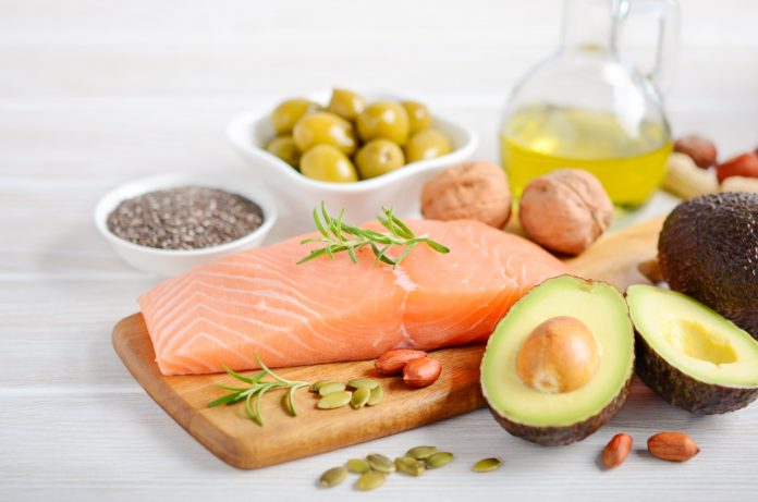 Selezione di grassi insaturi sani, omega 3 - pesce, avocado, olive, noci e semi, focus selettivo.