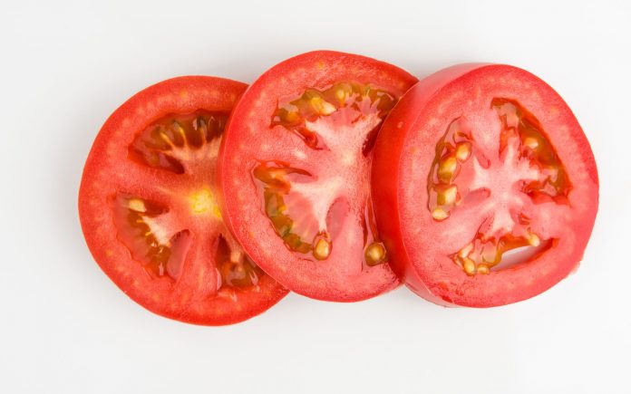Frische leckere Scheiben der Tomate auf weißem Hintergrund