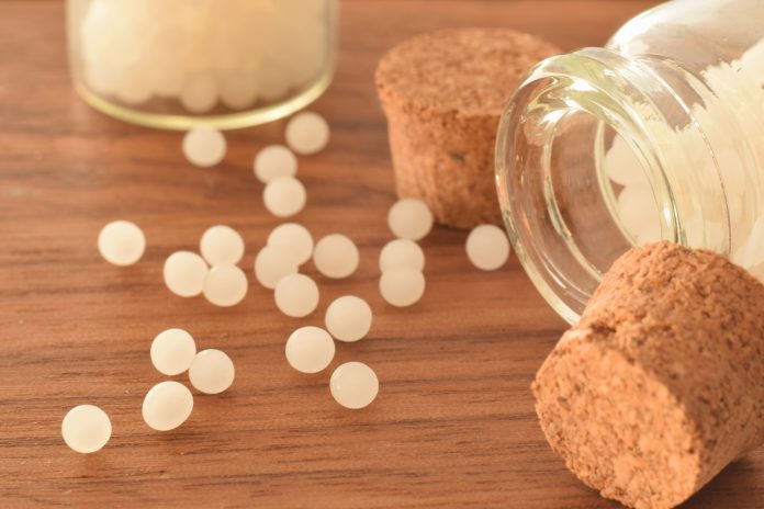 Homeopatické tablety nebo globule uzavřené ve skleněné lahvičce