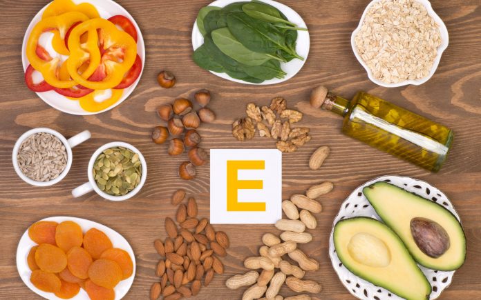 Vari alimenti contenenti vitamina E, vista dall'alto