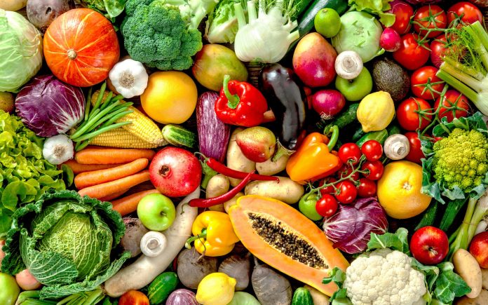 Sortiment af friske frugter og grøntsager
