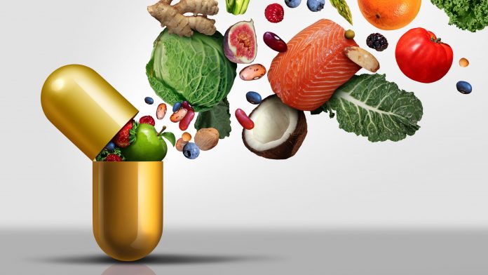 Integratori di vitamine come una capsula con frutta, verdura, noci e fagioli all'interno di una pillola nutriente come un trattamento di salute di medicina naturale con elementi di illustrazione 3D.
